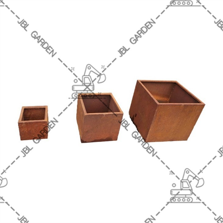 Jardiniera din metal argintiu