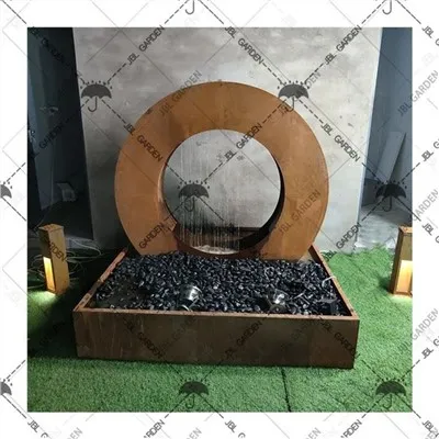 Fântână de apă în aer liber din fabrică