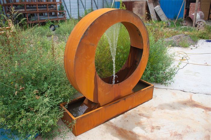 Fântână Lună din oțel Corten realizată manual Amenajare peisagistică de lux în aer liber