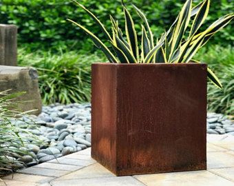 JBL Garden introduce jardiniere personalizate din oțel Corten pentru amenajar...